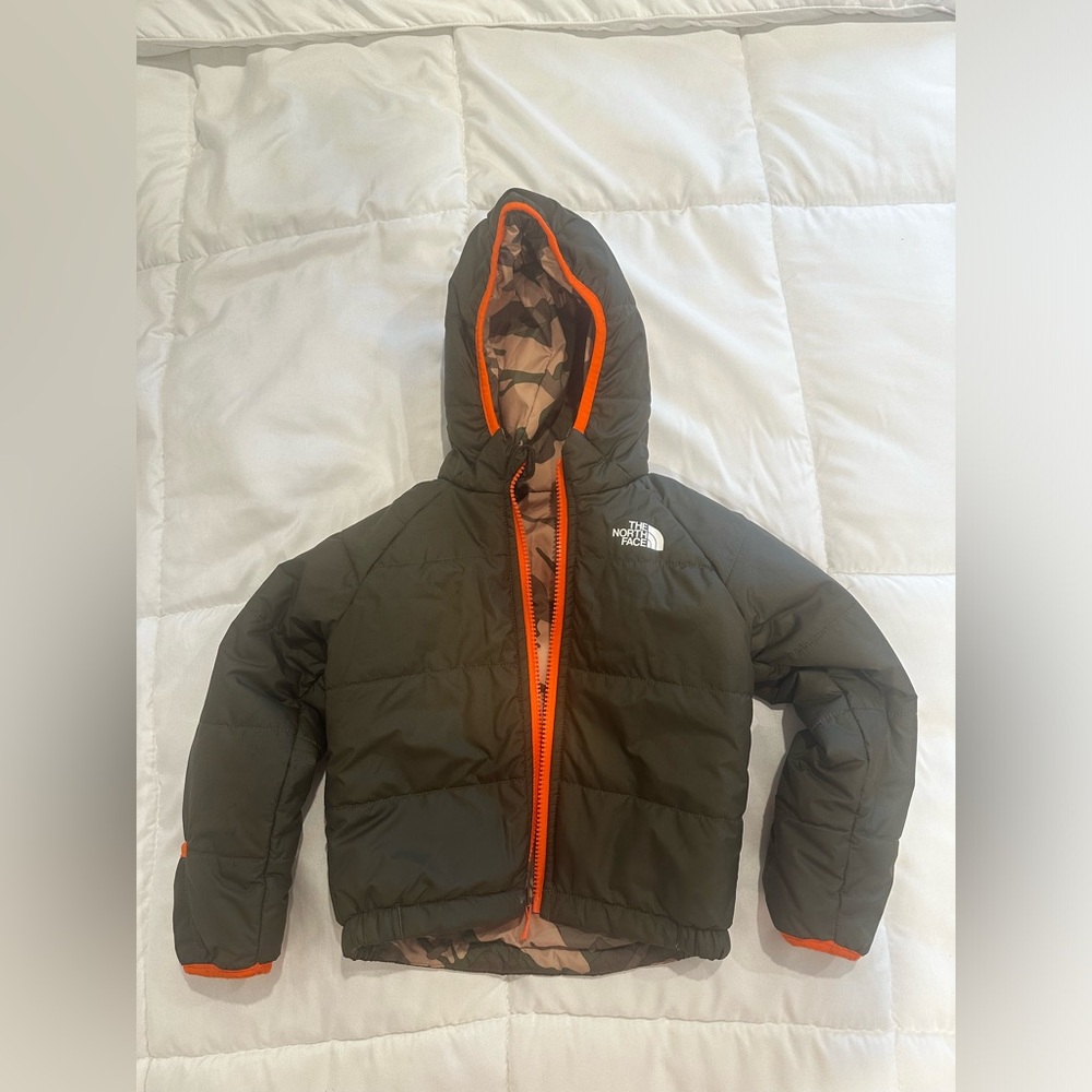 The North Face Infant Reversible Perrito Size 12-18 M Camo Hooded Jacket